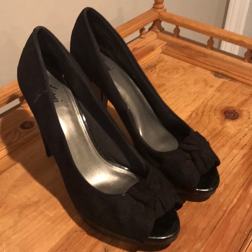 Fioni black peep-toe heels